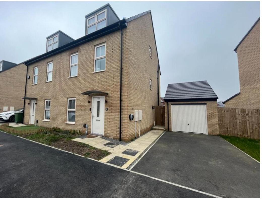 Beautiful New Family Home Leeds  Luaran gambar